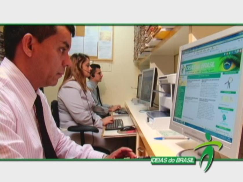 Foto da equipe do IDEIAS do BRASIL em trabalho administrativo